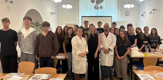 Klasa 2c na warsztatach chemicznych pt. Jak wykryć zbrodnię? 15.09.2026 r.